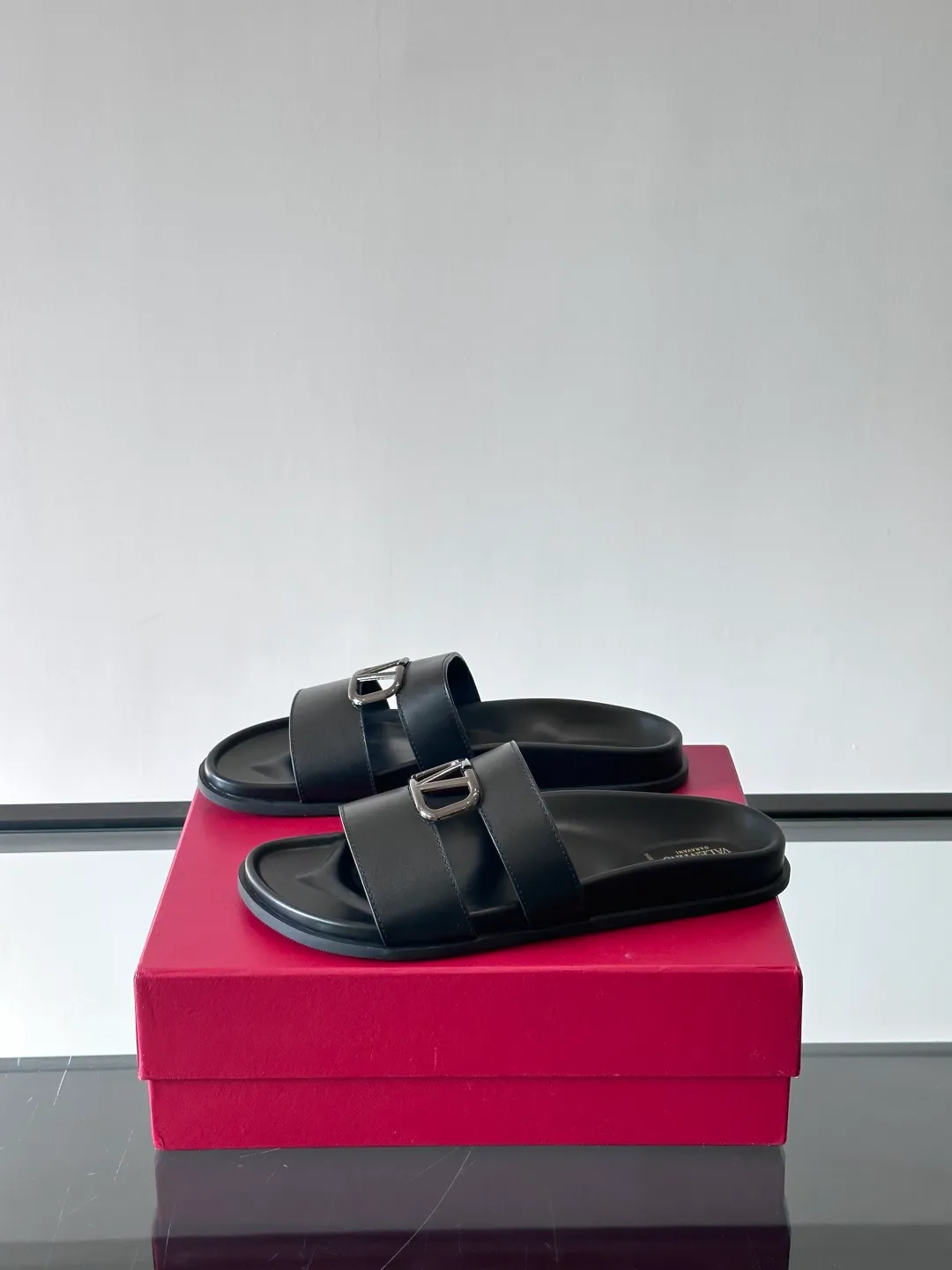 Men's shoes 💰p320 "VALENTINO" Valentino Men's 🧍‍♂️ Spring and summer new style metal rivet flat slippers, elegant sandals, the same style worn by celebrities, original molding, imported calfskin. Rubber outsole. Soft and durable, full set of counter packaging size: 39-44 (customized at 38.45.46)